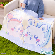 ハチワレが嬉しそう…!「ちいかわ」ふわふわ生地の超BIGマイヤーブランケット全2種デザインが可愛くて癒される