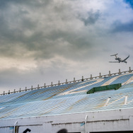 会場の上を飛行機が飛んでいくのも会場ならでは