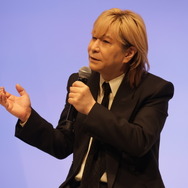 岡本吉起×小室哲哉、約30年ぶりのタッグが語る「恋しさと せつなさと 心強さと」の裏側―『アウトランカーズ』完成披露会を現地レポート
