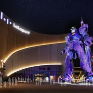 「実物大ν（ニュー）ガンダム立像」冬季限定25-26Ver.ライトアップ　※画像はイメージです