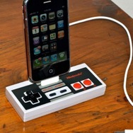 『マリオ』の土管やファミコンのコントローラーでiPhoneを充電？