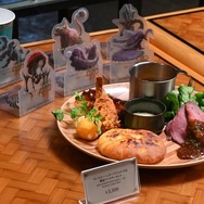 「USJでモリバーたちが宴を開きたがっています！」とろ～りクファナチーズも再現された焚き火料理が味わえるコラボイベント「モンハンワイルズ モリバーの宴」をレポート！