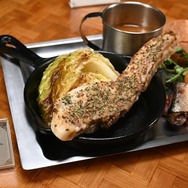 「USJでモリバーたちが宴を開きたがっています！」とろ～りクファナチーズも再現された焚き火料理が味わえるコラボイベント「モンハンワイルズ モリバーの宴」をレポート！