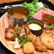 「USJでモリバーたちが宴を開きたがっています！」とろ～りクファナチーズも再現された焚き火料理が味わえるコラボイベント「モンハンワイルズ モリバーの宴」をレポート！