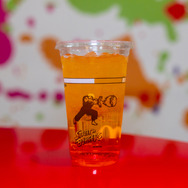 チャイナドレス美女が「ストリートファイト」に参戦！？ハンバーガーを食べながらスリット全開で美脚を繰り出す【写真17枚】