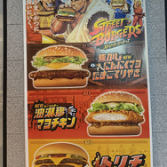 チャイナドレス美女が「ストリートファイト」に参戦！？ハンバーガーを食べながらスリット全開で美脚を繰り出す【写真17枚】