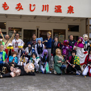 「もみじ川温泉　那須町コスプレイベント 2025秋」スタッフ、参加者集合写真