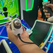 ライブのように“ペンラ”を振れ振れ！『PENLALIVE』は新感覚なペンライトリズムゲーム【アミューズメント エキスポ】