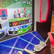 ライブのように“ペンラ”を振れ振れ！『PENLALIVE』は新感覚なペンライトリズムゲーム【アミューズメント エキスポ】