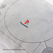 初代プレステのクッションが順次発売！『ASTRO BOT』チャームは持ち歩けて、リストレストとして活用可能