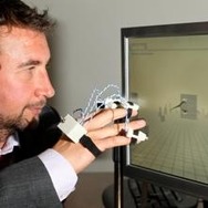 Wiiリモコン&特製手袋で自宅リハビリ ― 英国で開発