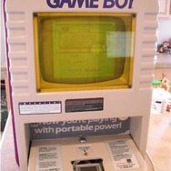 大画面でゲームボーイが楽しめる試遊台がオークションに