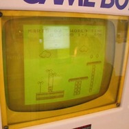 大画面でゲームボーイが楽しめる試遊台がオークションに