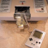 大画面でゲームボーイが楽しめる試遊台がオークションに