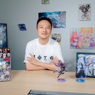 『勝利の女神：NIKKE』「クイーン002」は既に登場していた!?　“ニケ創造の謎”に迫る展覧会や地上コンテンツなどをリード・ルー氏に直撃【インタビュー】