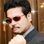 『鉄拳』シリーズのプロデューサーとして知られるバンダイナムコゲームズの原田勝弘が失踪したという情報が流れていましたが、本人の報告で無事であることが確認されました。この失踪騒動は、「原田さんが先週オフィスを離れた後行方不明になりました。