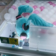 「そんなに嫌ですか？」 クレーンゲーム中の“拒絶ミクさん”に爆笑　絶妙な体勢で出口を拒む姿が話題に