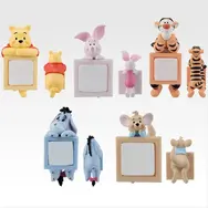 一番くじ「くまのプーさん」“冬の日”テーマのグッズに癒される…！風船につかまったプーさんの壁掛け時計など、全ラインナップ公開