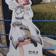 『アイマス』合同ライブ「MOIW2025」に“アイ”が集まる！「のぼり」や「痛車」など会場周辺施策をレポート