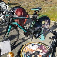 『アイマス』合同ライブ「MOIW2025」に“アイ”が集まる！「のぼり」や「痛車」など会場周辺施策をレポート