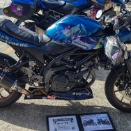 『アイマス』合同ライブ「MOIW2025」に“アイ”が集まる！「のぼり」や「痛車」など会場周辺施策をレポート