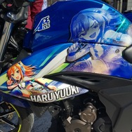 『アイマス』合同ライブ「MOIW2025」に“アイ”が集まる！「のぼり」や「痛車」など会場周辺施策をレポート