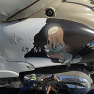 『アイマス』合同ライブ「MOIW2025」に“アイ”が集まる！「のぼり」や「痛車」など会場周辺施策をレポート