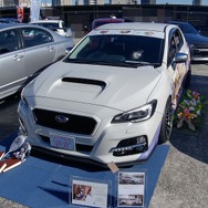 『アイマス』合同ライブ「MOIW2025」に“アイ”が集まる！「のぼり」や「痛車」など会場周辺施策をレポート