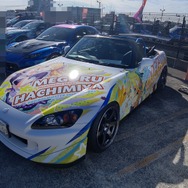 『アイマス』合同ライブ「MOIW2025」に“アイ”が集まる！「のぼり」や「痛車」など会場周辺施策をレポート