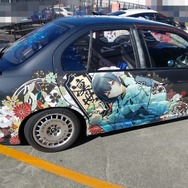 『アイマス』合同ライブ「MOIW2025」に“アイ”が集まる！「のぼり」や「痛車」など会場周辺施策をレポート