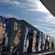 『アイマス』合同ライブ「MOIW2025」に“アイ”が集まる！「のぼり」や「痛車」など会場周辺施策をレポート