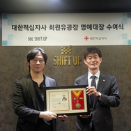 画像はSHIFT UP公式サイトより。トルコ大地震への支援金寄付に対し大韓赤十字社より表彰を受けた際のもの。