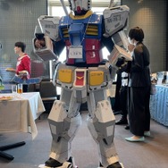 ガンダム姿で結婚式に参列!?　「スーツで来て」と言われて“モビルスーツ”参戦を決めた男性に驚きと笑いの声