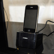 iPhoneとも連動(Dockコネクタは別売り) iPhoneとも連動(Dockコネクタは別売り)