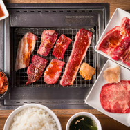 『龍が如く』冴島大河「焼かれてこそ価値がある」あのホルモンが食べられる！ 店舗限定メニューが焼肉ライクに登場ー店名も「神室町昭和通り店」に期間限定で変更