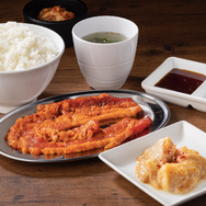 『龍が如く』冴島大河「焼かれてこそ価値がある」あのホルモンが食べられる！ 店舗限定メニューが焼肉ライクに登場ー店名も「神室町昭和通り店」に期間限定で変更