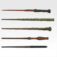 「ハリー・ポッター」新作一番くじ全ラインナップ公開！ハリーたちの杖型ボールペン、グリンゴッツ銀行コインなど世界観を表現したグッズがズラリ