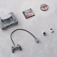 「PS」歴代ハード7機がミニチュア化！ポケステや『みんゴル』『ブラボ』ほか、コントローラーを握れる手など豪華セット