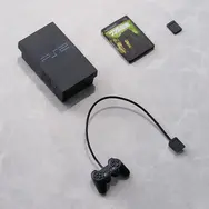 「PS」歴代ハード7機がミニチュア化！ポケステや『みんゴル』『ブラボ』ほか、コントローラーを握れる手など豪華セット