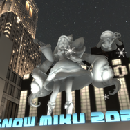 VR会場には巨大な雪ミクちゃんの像が！