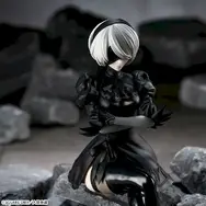 ちょこんと座る姿が美しい…！アニメ「ニーア」より、「2B」フィギュアがアミューズメント施設にて再登場