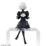 ちょこんと座る姿が美しい…！アニメ「ニーア」より、「2B」フィギュアがアミューズメント施設にて再登場
