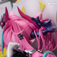 自分好みの空間を演出！『アークナイツ：エンドフィールド』より「イヴォンヌ」が、ディスプレイに囲まれて座る姿で立体化