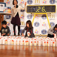 「ギネス世界記録の日」にちなみ、園児たちがコップ積み上げにチャレンジ 「ギネス世界記録の日」にちなみ、園児たちがコップ積み上げにチャレンジ