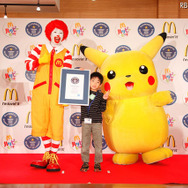 「30秒でコップをどれだけ高く積み重ねられるか」でギネス記録を作った梶原柾人くん 「30秒でコップをどれだけ高く積み重ねられるか」でギネス記録を作った梶原柾人くん