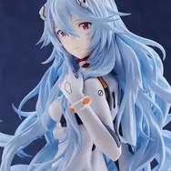 「シン・エヴァ」より「綾波レイ」フィギュアが再販！海辺で一人佇み見送るイメージ、風で揺られる髪の動きを大胆かつ繊細に造形
