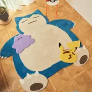 カビゴンが部屋で寝ているみたい！『ポケモン』キュートなピカチュウのおしりデザインなど、ラグマット全4種が抽選販売