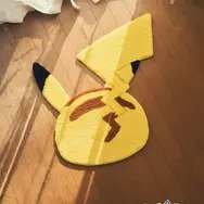 カビゴンが部屋で寝ているみたい！『ポケモン』キュートなピカチュウのおしりデザインなど、ラグマット全4種が抽選販売