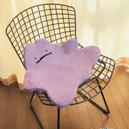 カビゴンが部屋で寝ているみたい！『ポケモン』キュートなピカチュウのおしりデザインなど、ラグマット全4種が抽選販売