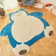 カビゴンが部屋で寝ているみたい！『ポケモン』キュートなピカチュウのおしりデザインなど、ラグマット全4種が抽選販売